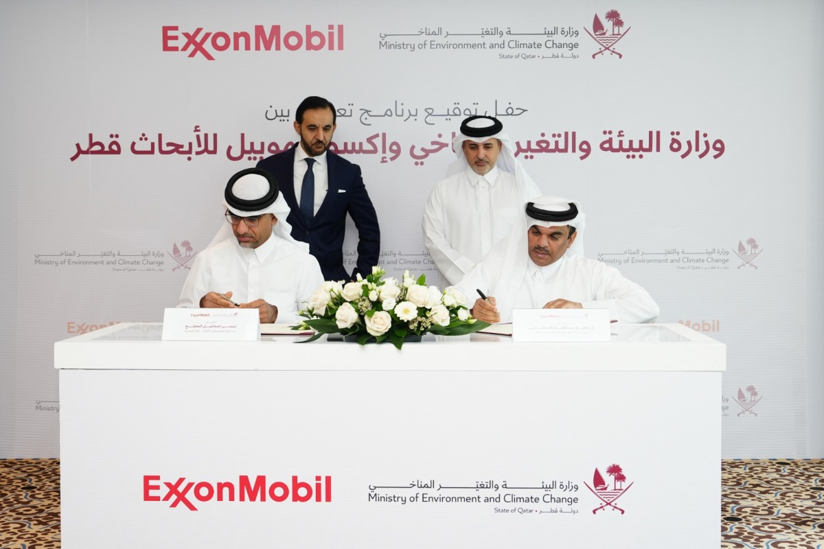 Minister of Environment and Climate Change H E Dr. Abdullah bin Abdulaziz bin Turki Al Subaie and President and General Manager of ExxonMobil Qatar Taher Hamid witnessing signing of the agreement by Dr. Ibrahim Abdul Latif Al Muslimani, Assistant Undersecretary for Protection and Natural Reserves Affairs at the MECC and Dr. Issa Al Musleh, Director of ExxonMobil Research Qatar. 