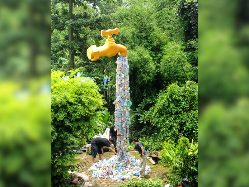 People install plastic garbage to an art installation in Gresik Regency, East Java, Indonesia, on March 19, 2025. (Photo by Sahlan Kurniawan/Xinhua)