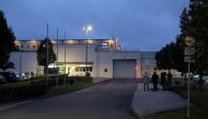 Journalists stand in front of the prison in Leipzig, eastern Germany, on early October 13, 2016. Germany OUT / AFP / dpa / Sebastian Willnow