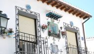 A house façade in Cuesta de Alhacaba (Wikimedia Commons / Claudio Landi)