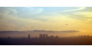 A view of downtown Los Angeles, California on a smoggy afternoon, November 2, 2006. (AFP / GABRIEL BOUYS)