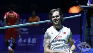 Denmark's Jan O Jorgensen (R) reacts after beating China's Chen Long (L) in the final of the China Open Badminton tournament in Fuzhou, in China's Fujian province on November 20, 2016. (AFP)