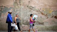 A woman carries a portrait of Cuba's late President Fidel Castro in Santa Clara, Cuba, November 30, 2016. REUTERS/Ivan Alvarado