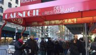 People line up to get into the Carnegie Deli December 30, 2016 in New York. AFP / Catherine Triomphe