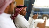 Saudi men explore social media on their mobile devices as they sit at a cafe in Riyadh May 24, 2016 (REUTERS / Faisal Al Nasser) 