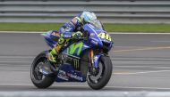 Movistar Yamaha MotoGP's Italian rider Valentino Rossi rides his bike during the second day of 2017 MotoGP pre-season test at the Sepang International Circuit on January 31, 2017. / AFP / MOHD RASFAN
