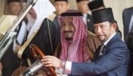 Brunei's Sultan welcomes King of Saudi Arabia in Bandar Seri Begawan, Brunei on March 4, 2017. (Bandar Algaloud / Saudi Kingdom Council / Anadolu)