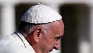 Pope Francis waves at the end of his general audience in Saint Peters Square at the Vatican, November 9,  2016 (REUTERS / Stefano Rellandini) 