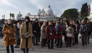 Tourists stroll near Piazza San Marco in Venice, on January 19, 2018. / AFP / Andrea Pattaro 