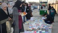 File photo of Iraqis buying and selling books on a pavement in the former embattled city of Mosul on January 12, 2018 six months after Iraqi forces retook the northern city from Islamic State (IS) jihadists. / AFP / Ahmad MUWAFAQ