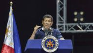 Philippine President Rodrigo Duterte (C) speaks to members of the Philippine community during a gathering in Singapore on April 28, 2018. AFP / NICHOLAS YEO