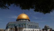 A general view shows people visiting the Dome of the Rock in the al-Aqsa mosque compound in Jerusalem Old City on March 27, 2018. (AFP / Ahmad Gharabli) 