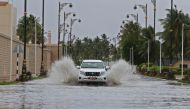 A picture taken on May 25, 2018, shows cars driving through a flooded street in the southern city of Salalah as the country prepares for landfall of Cyclone Mekunu. AFP / MOHAMMED MAHJOUB