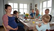 Gunnhild Helmsdal (L) and her husband Eli Joensen (C) have dinner with their children at their home on June 5, 2018, in Hoyvik, on the Streymoy Island, the largest of the Faroe Islands in this Atlantic ocean archipelago nation. AFP / Pierre-Henry DESHAYES