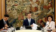 Spanish King Felipe VI (C), Spanish Prime Minister Pedro Sanchez (L) and Deputy Prime Minister and minister of equality Carmen Calvo attend the National Security Council at the Zarzuela Palace in Madrid on July 16, 2018. AFP / Mariscal