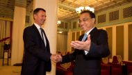 Chinese Premier Li Keqiang shakes hands with Britain's Foreign Minister Jeremy Hunt before a meeting at the Zhongnanhai leadership compound in Beijing, China, July 30, 2018. Ng Han Guan/Pool via Reuters