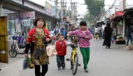 Children use an Ofo shared bike at a residential area for migrant workers in a village on the outskirts of Beijing , April 16, 2017.(Reuters/Jason Lee) 