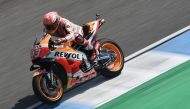 Repsol Honda Team's Spanish rider Marc Marquez rides during the pre-race warm up practice of the 2018 Thailand MotoGP at Buriram International Circuit on October 7, 2018. / AFP / LILLIAN SUWANRUMPHA 