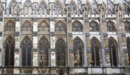 Tourists line up to enter Westminster Abbey in London on Tuesday, Dec. 29, 2015. Bloomberg photo by Simon Dawson
