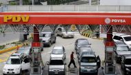 Motorists line up for fuel at a gas station of Venezuelan state-owned oil company PDVSA in Caracas, Venezuela, September 21, 2017. Reuters / Marco Bello