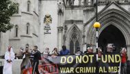 Demonstrators hold banners and placards as they protest against UAE rulers outside the High Court in London on July 30, 2019. (AFP / Tolga AKMEN)