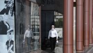 A man wearing a protective mask walks down the street in Dubai on March 18, 2020 amidst the coronavirus COVID-19 pandemic. / AFP / KARIM SAHIB