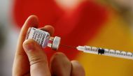 FILE PHOTO: A medical worker prepares a dose of the Pfizer-BioNTech COVID-19 vaccine April 29, 2021. REUTERS/Eric Gaillard/File Photo
