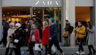 Shoppers walk past a Zara Store on Oxford Street in London, Britain December 17, 2018. REUTERS/Simon Dawson/File Photo