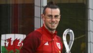 Wales' forward Gareth Bale (C) looks at his teammates taking part in a training session at the Al Saad SC in Doha on November 19, 2022, ahead of the Qatar 2022 World Cup football tournament. (Photo by Nicolas TUCAT / AFP)