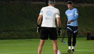 Uruguay's goalkeeper Sergio Rochet takes part in a training session at the Al Erssal training centre in Doha on November 20, 2022, during the Qatar 2022 World Cup football tournament. (Photo by PABLO PORCIUNCULA / AFP)