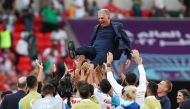 Iran players celebrate with Iran coach Carlos Queiroz after the match against Wales at Ahmad Bin Ali Stadium, Al Rayyan, Qatar, November 25, 2022. (REUTERS/Amanda Perobelli)