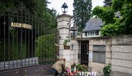 A mourner lays flowers outside the estate of late singer Tina Turner following the announcement of her death, in Kusnacht on May 25, 2023. (Photo by Fabrice Coffrini / AFP)