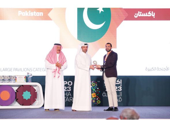 Minister of Municipality H E Abdullah bin Hamad bin Abdullah Al Attiyah (centre) honouring a  representative of Pakistan Pavilion at Expo 2023 Doha. 