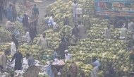 Traders and customers crowd at a wholesale fruit market engulfed in smog in Lahore on November 8, 2024. Photo by Arif ALI / AFP