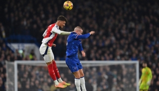 Arsenal's English defender #04 Ben White (left) vies with Chelsea's Ukrainian midfielder #10 Mykhailo Mudryk during the English Premier League football match between Chelsea and Arsenal at Stamford Bridge in London on November 10, 2024. (Photo by Glyn Kirk / AFP)