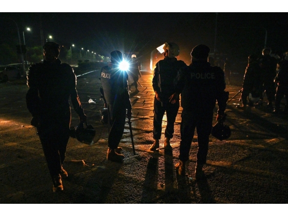 Policemen stand guard at the Red Zone area, early in Islamabad on November 27, 2024. (Photo by Aamir Qureshi / AFP)