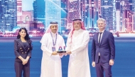 Minister of Communications and Information Technology, H E Mohammed bin Ali Al Mannai, presenting the award to MoCI official.