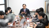 Seok Dong-hyeon (C), a spokesman for South Korea's impeached President Yoon Suk Yeol's legal team, speaks during a media briefing at his office in Seoul on December 19, 2024. Photo by Jung Yeon-je / AFP