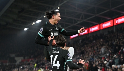 Liverpool's Uruguayan striker #09 Darwin Nunez celebrates after scoring his team second goal during the English Premier League football match between Brentford and Liverpool at the Gtech Community Stadium in London on January 18, 2025. (Photo by JUSTIN TALLIS / AFP)