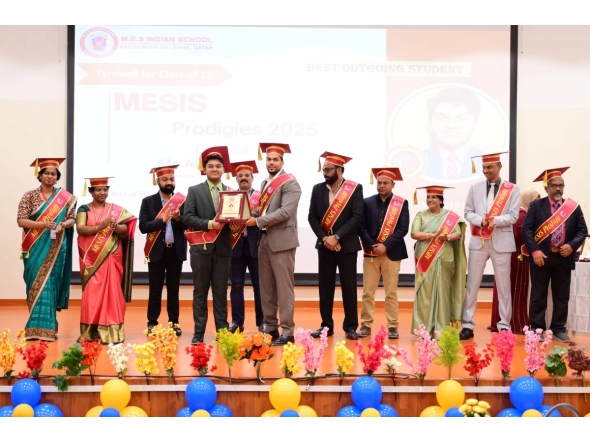 Officials and students of MES Indian School during the farewell ceremony for the Class of 2025.