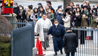 People gather at the entrance of Ryogoku Kokugikan for the arrival of sumo wrestlers during the Grand Sumo Tournament in Tokyo on January 19, 2025. (Photo by Philip Fong / AFP)