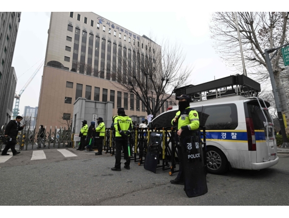 Policemen stand guard in front of the main gate at the Seoul Western District Court in Seoul on January 20, 2025, after supporters of South Korean President Yoon Suk Yeol stormed the building on January 19. (Photo by Jung Yeon-je / AFP)