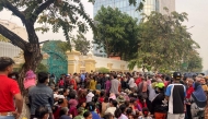 This photo taken and released by Fresh News shows a crowd gathering at the mansion of Cambodian tycoon Sok Kong to receive red envelopes, in Phnom Penh. (Photo by Fresh News / AFP) 