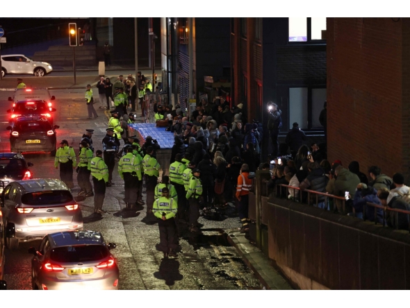 Police contain protesters as news spreads that Axel Rudakubana has left the court from a back entrance, outside The Queen Elizabeth II Law Courts in Liverpool, north west England on January 23, 2025, after the sentencing of the Southport attacker. (Photo by Darren Staples / AFP)
