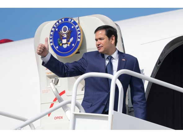 US Secretary of State Marco Rubio boards a plane en route to El Salvador at Panama Pacifico International Airport in Panama City on February 3, 2025. (Photo by Mark Schiefelbein / Pool AP / AFP)
