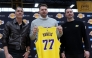 Luka Doncic (C) of the Los Angeles Lakers holds his new jersey while standing alongside general manager Rob Pelinka (L) and head coach JJ Redick (R) during a press conference at UCLA Health Training Center on February 04, 2025 in El Segundo, California. (Photo by Harry How / GETTY IMAGES NORTH AMERICA / Getty Images via AFP)
