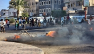 Yemenis burn tyres to protest against dire living condition and the lack basic necessities such as electricity and gas, in Aden on February 6, 2025. (Photo by Saleh Al-OBEIDI / AFP)
