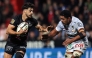 Toulouse's French fly-half Romain Ntamack (L) runs to evade Clermont's Samoan number eight Fritz Lee during the French Top14 rugby union match between Stade Toulousain Rugby (Toulouse) and ASM Clermont Auvergne at the Ernest-Wallon stadium in Toulouse, south-western France, on October 12, 2024. (Photo by Valentine CHAPUIS / AFP)

