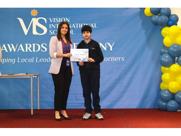 A student receiving the honour roll. 