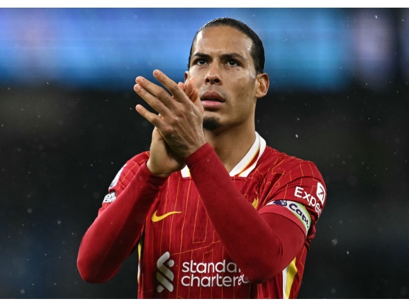 Liverpool's Dutch defender #04 Virgil van Dijk applauds the fans following the English Premier League football match between Manchester City and Liverpool at the Etihad Stadium in Manchester, north west England, on February 23, 2025. (Photo by Paul ELLIS / AFP)